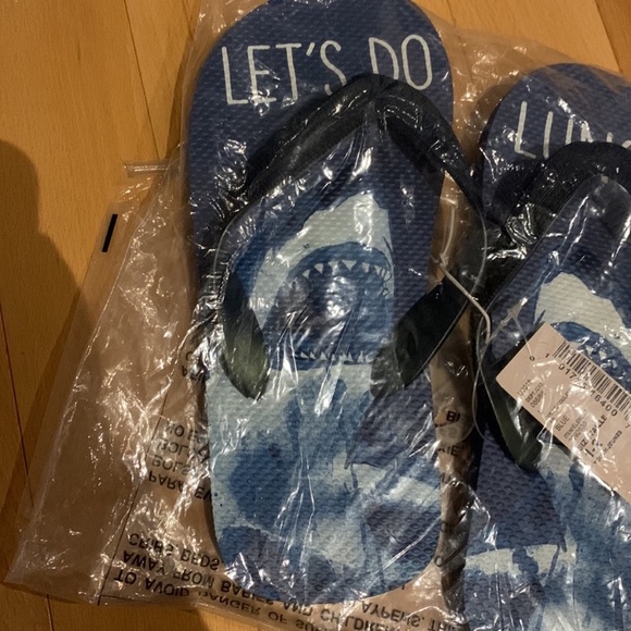 💦✏️🆓 with $30 purchase- NWT Children’s Place Shark Flip Flops - Size Youth 1-2 - Picture 3 of 7